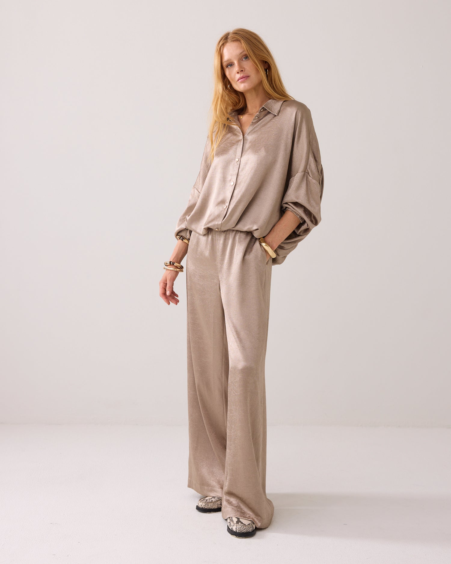 Glänzende weite Bluse