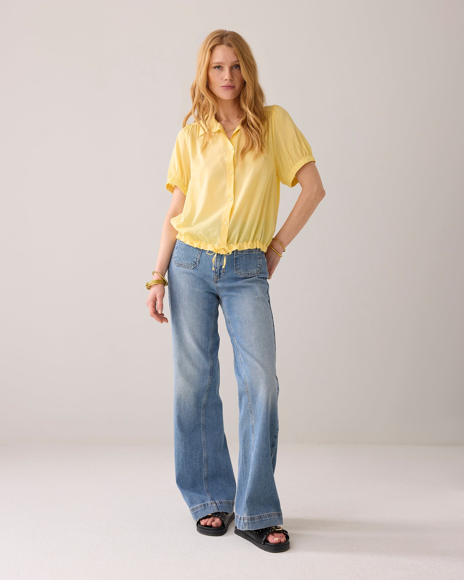 Short blouse with drawstring fastening