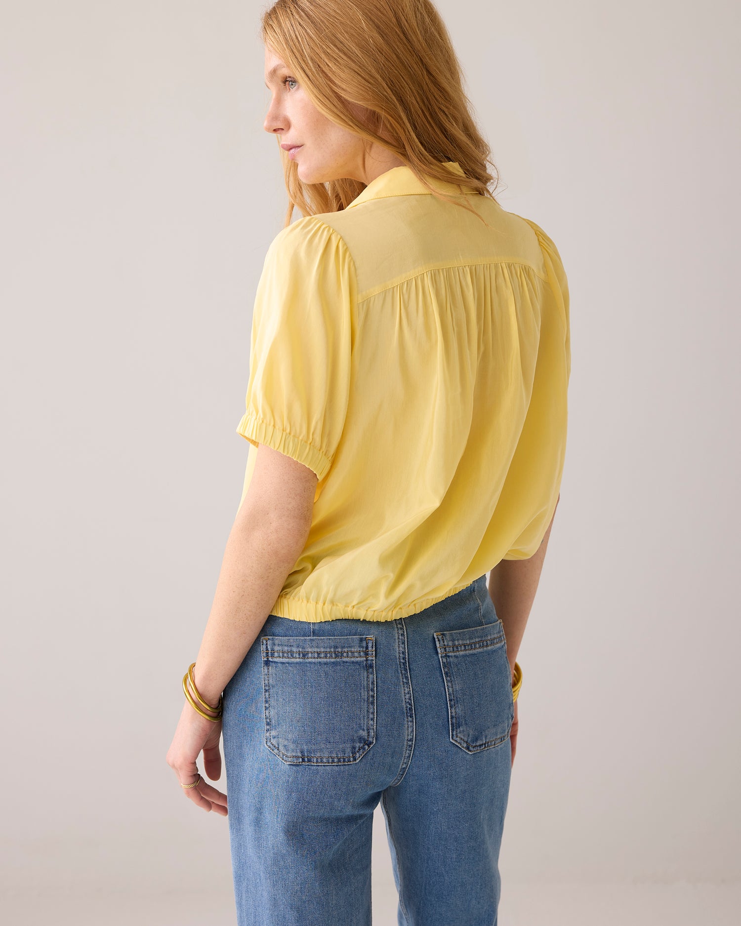 Short blouse with drawstring fastening
