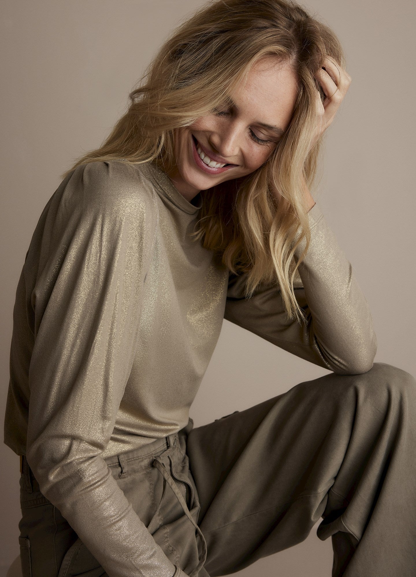 Long-sleeved top with glitter coating