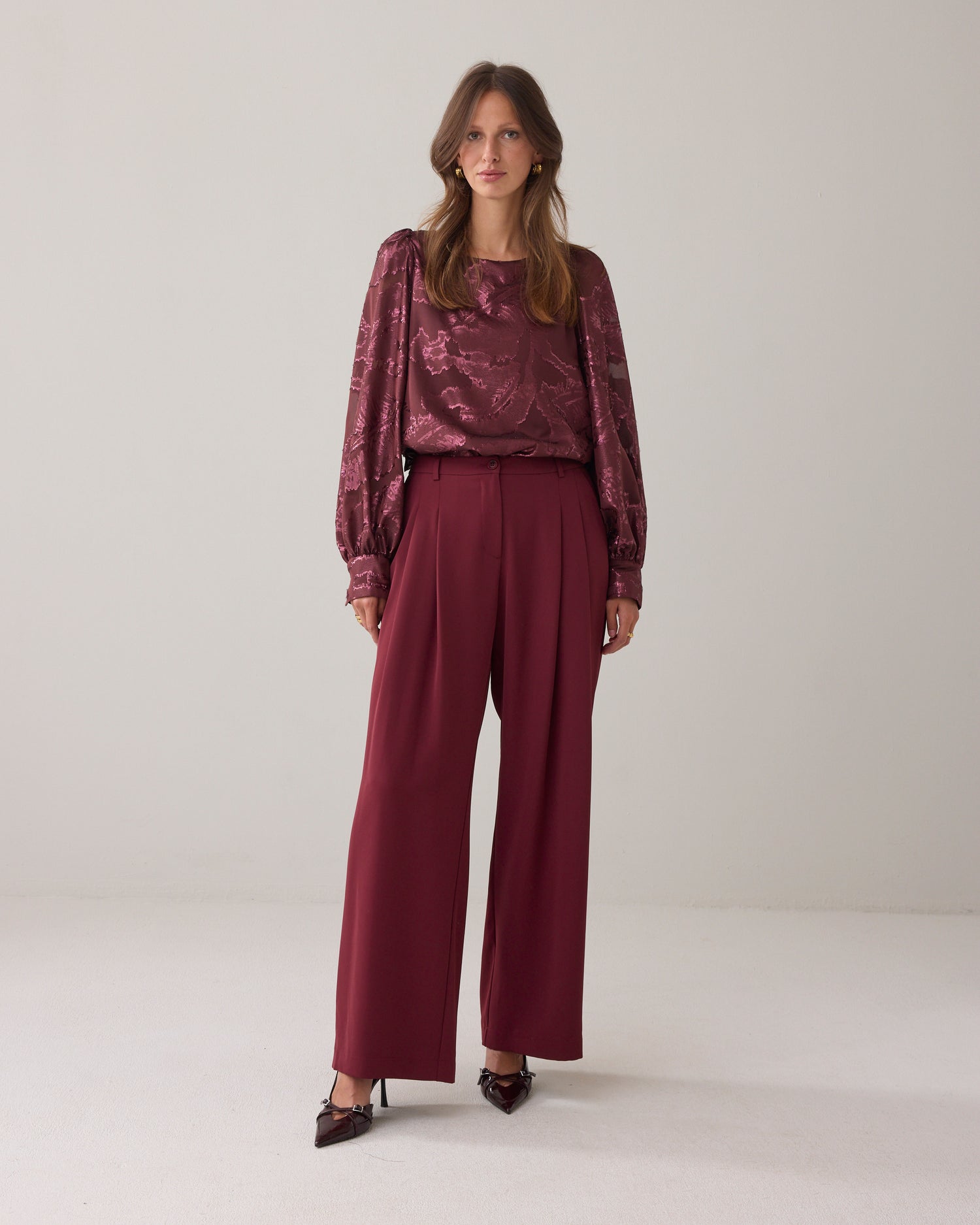 Loose-fitting trousers