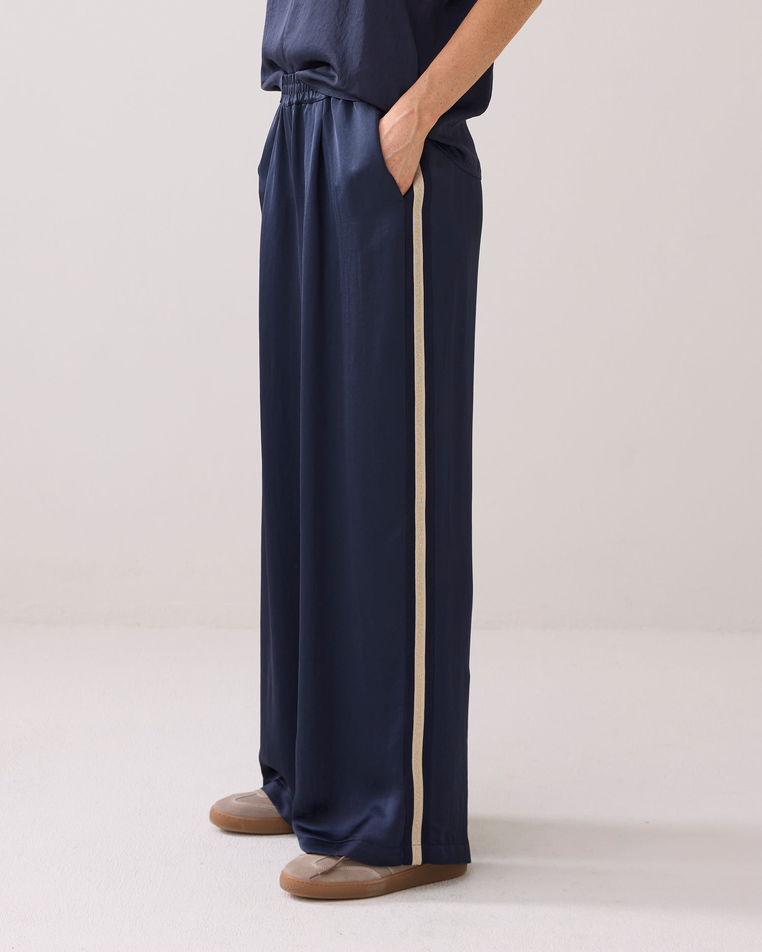 Comfy trousers with piping