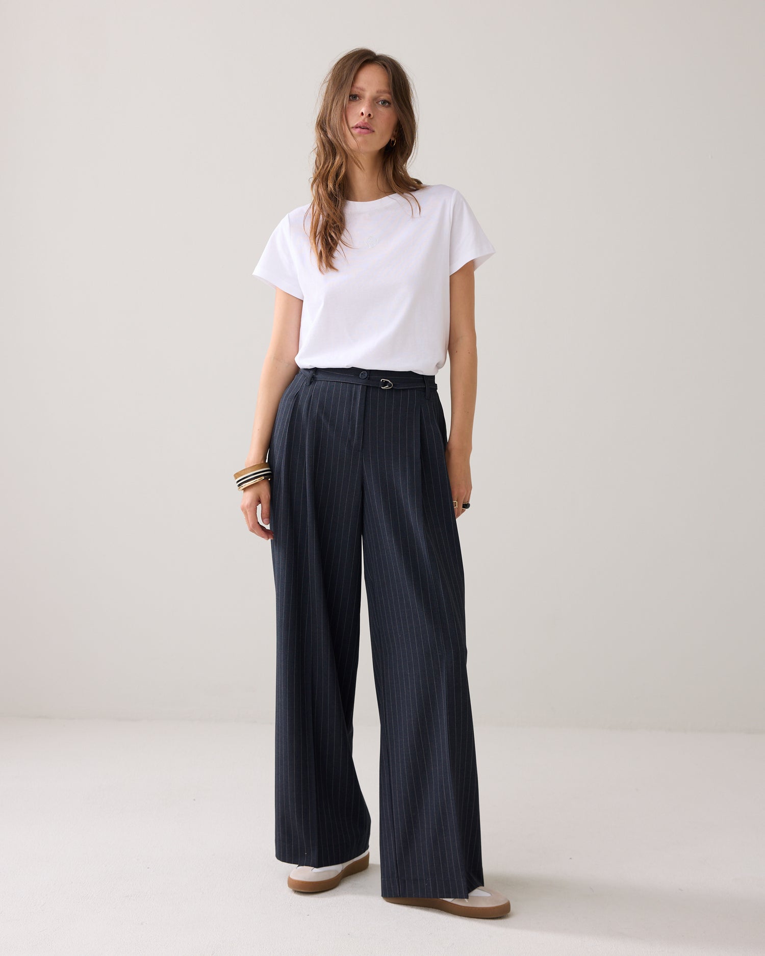 Weite Hose mit Nadelstreifen