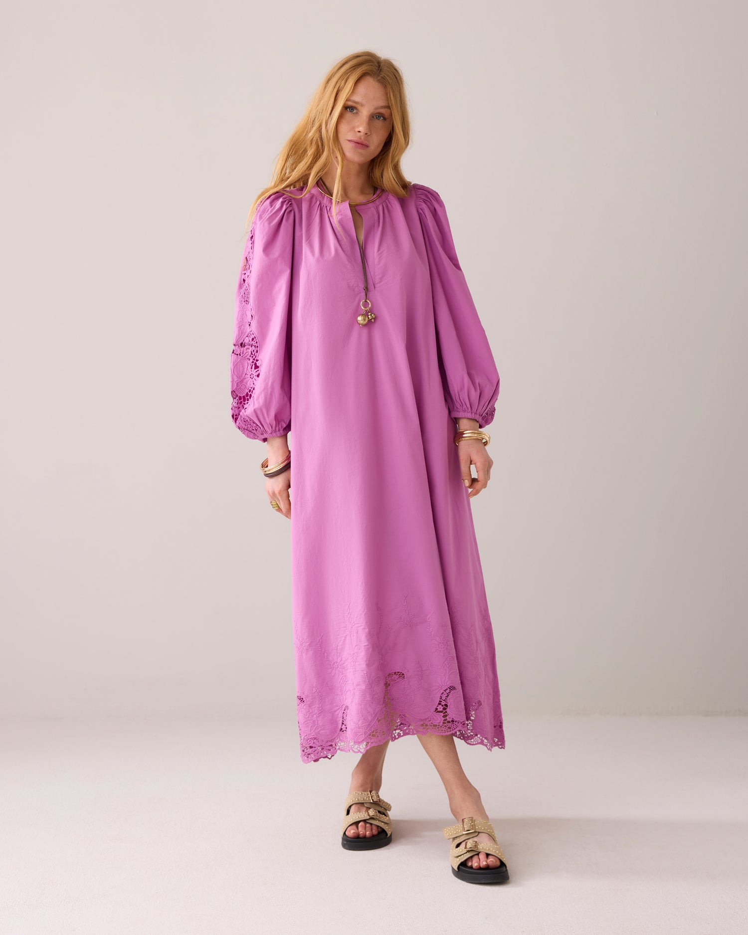 Feminines Kleid mit Stickerei