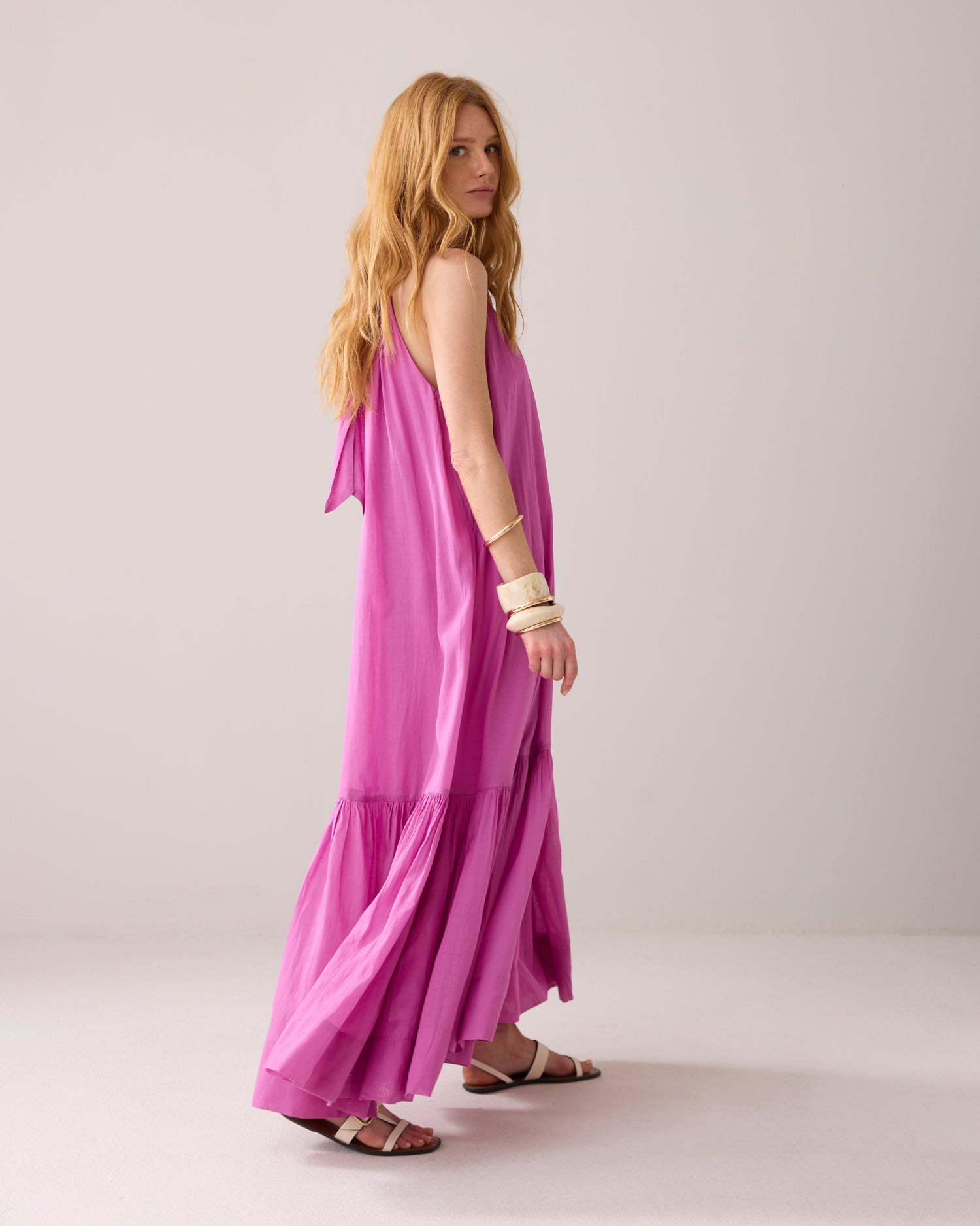 Glänzendes Neckholderkleid