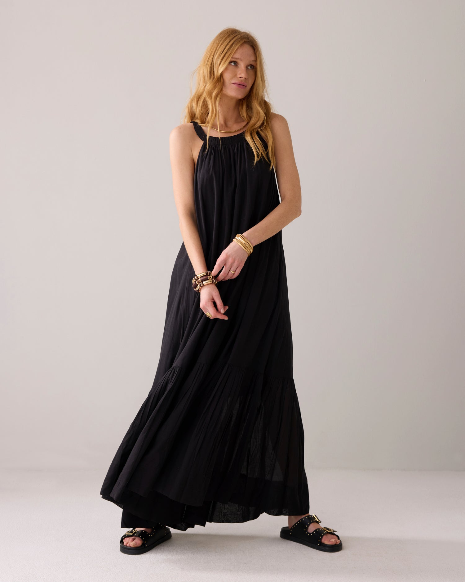 Glänzendes Neckholderkleid