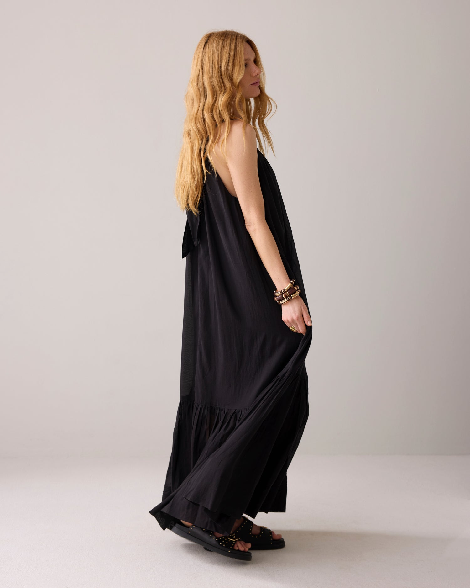 Glänzendes Neckholderkleid