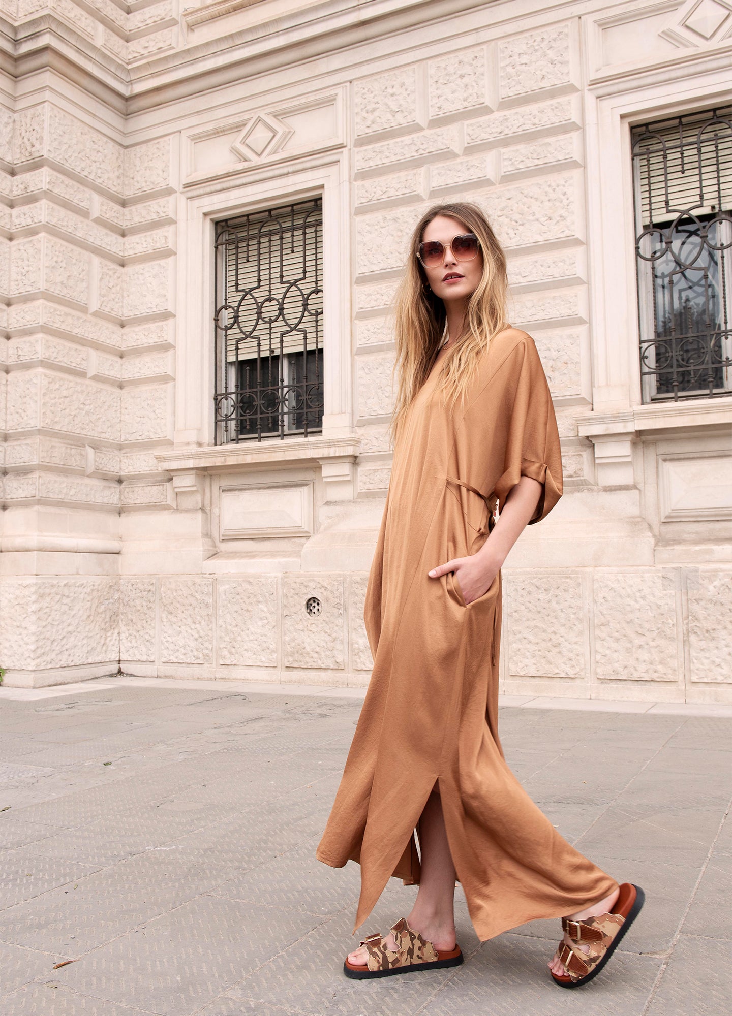 Gerade geschnittenes Kleid mit Gürtel