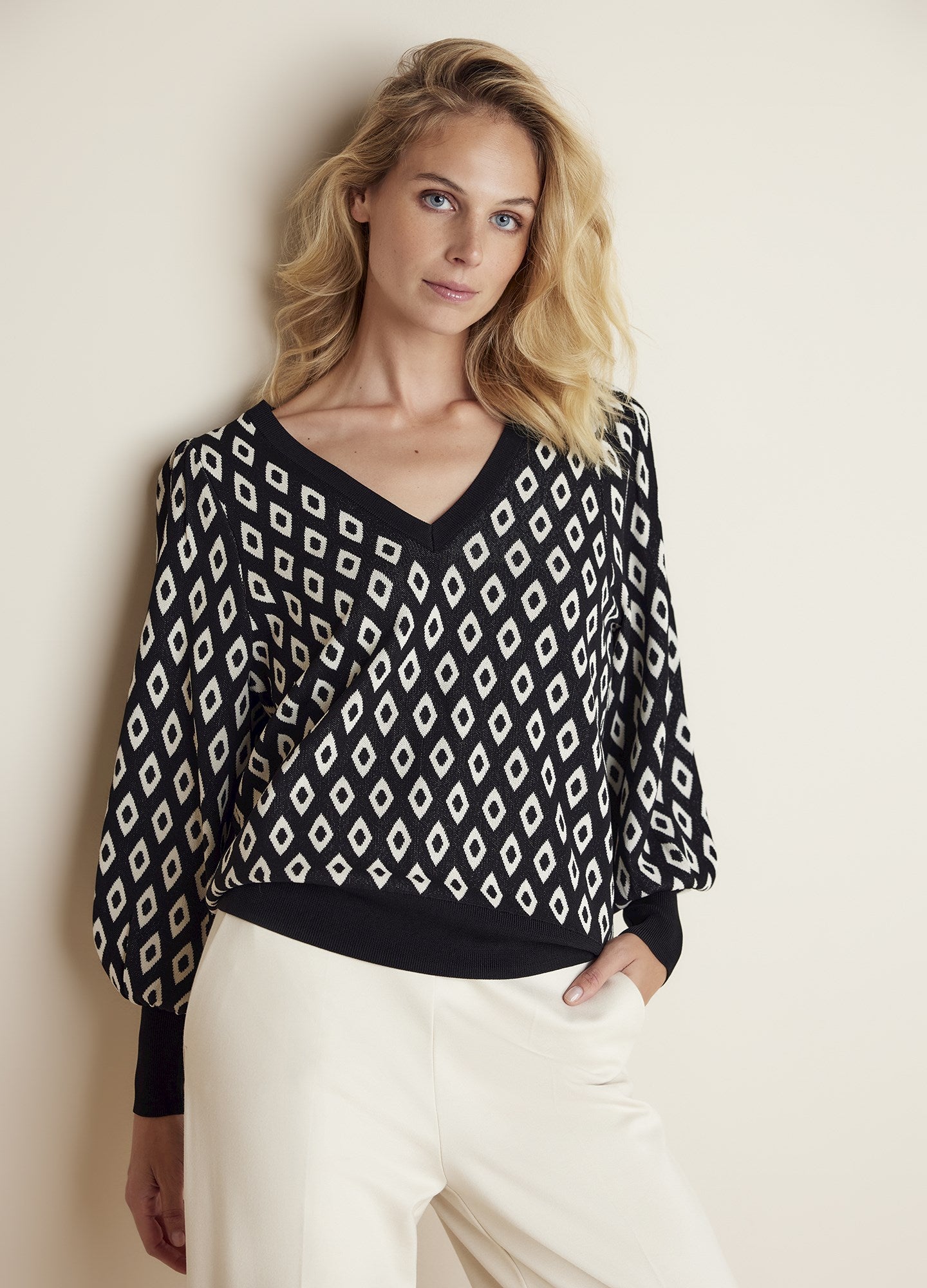 V-neck jumper with puff sleeves