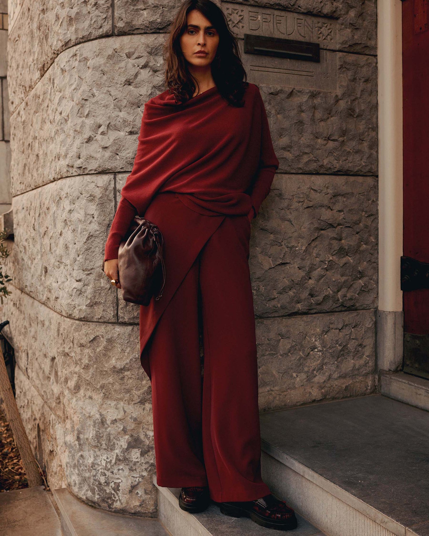 Asymmetric jumper in a seamless knit