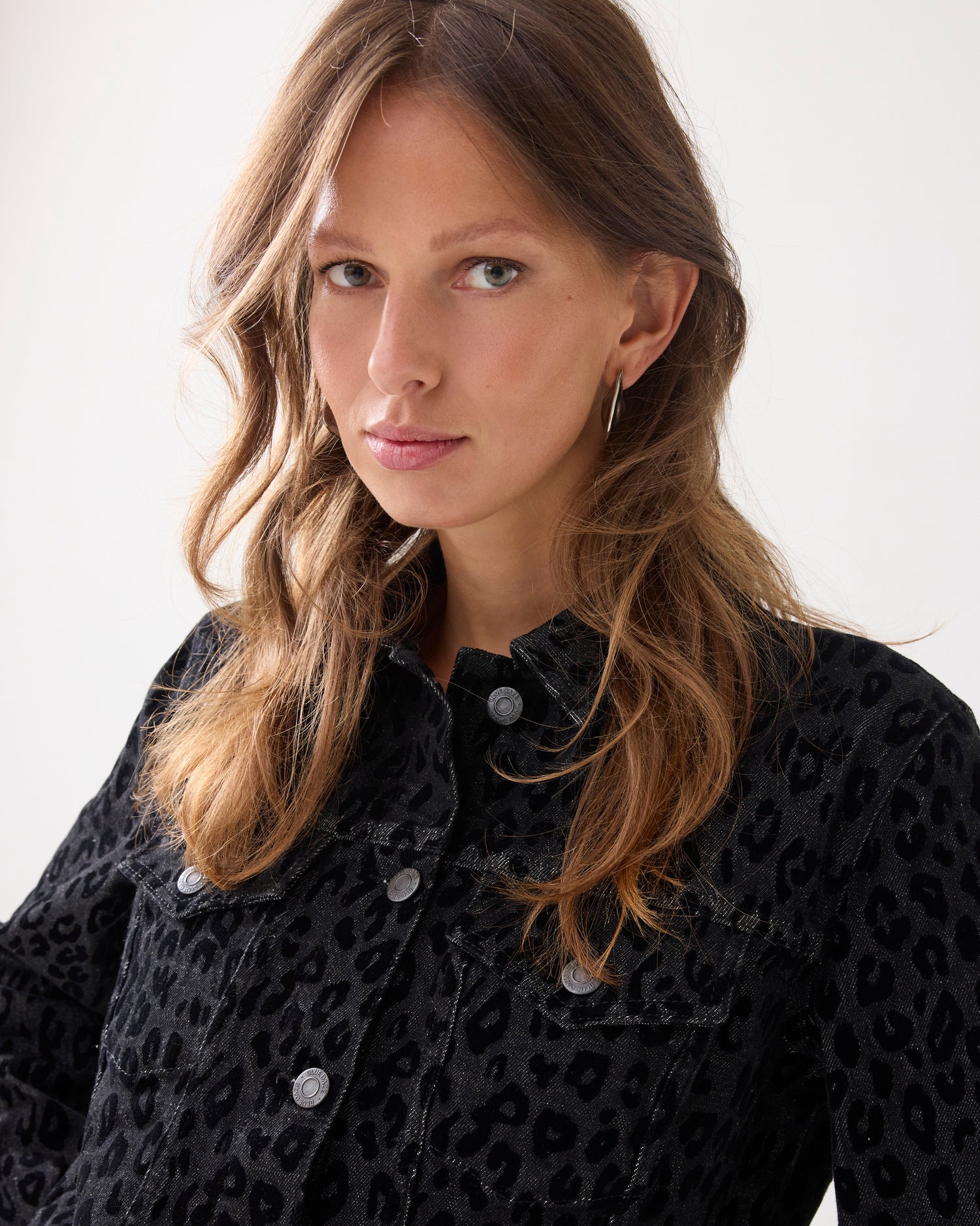 Jeansjacke mit Leoprint
