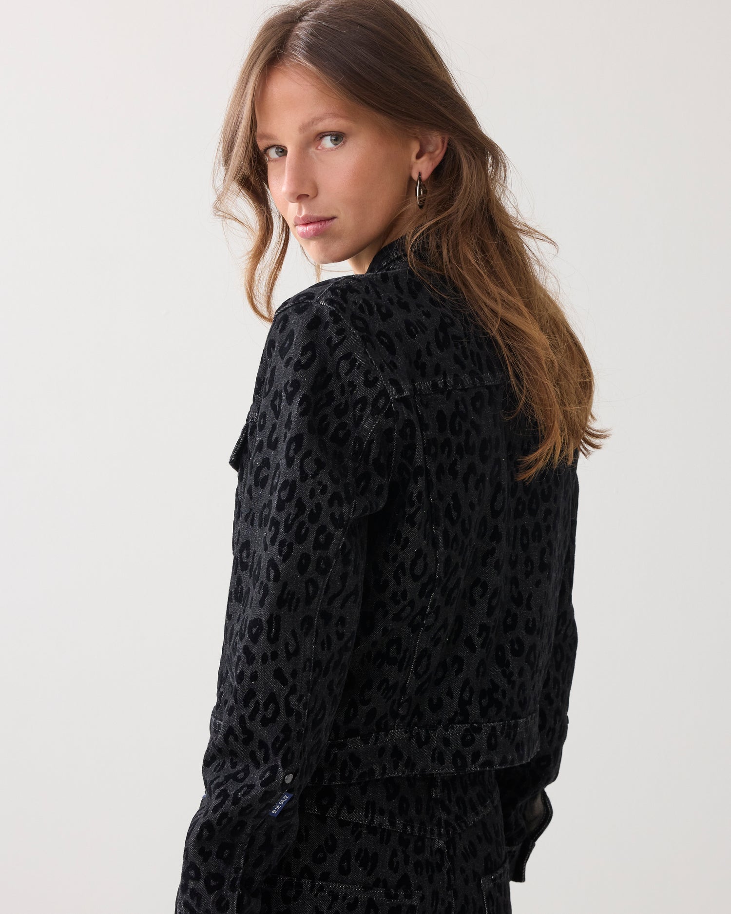 Jeansjacke mit Leoprint