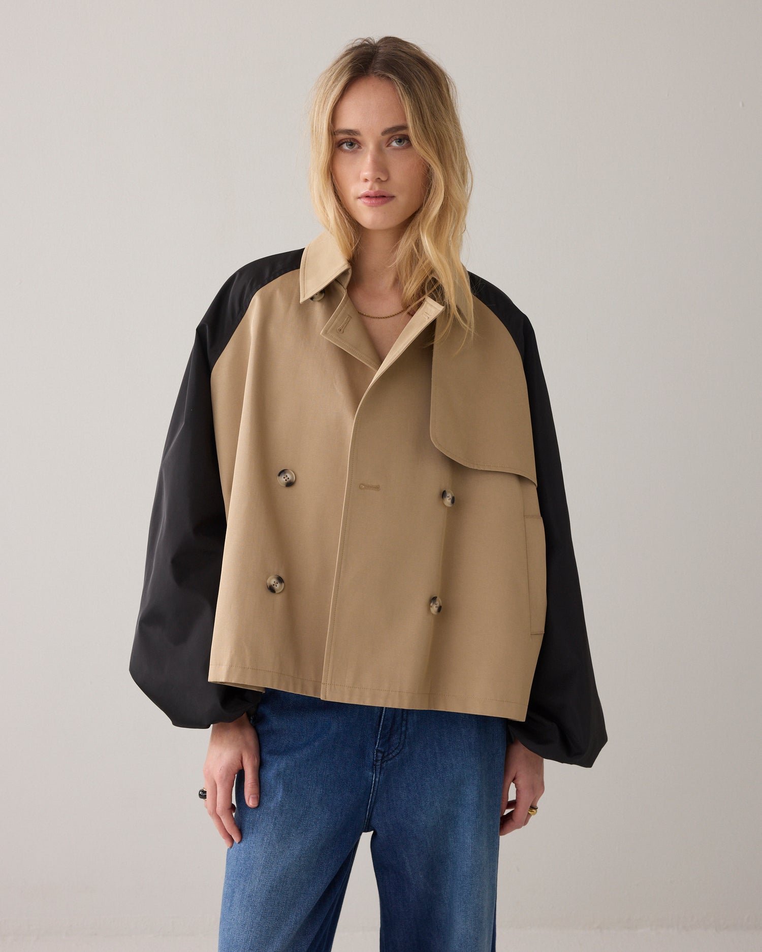 Oversized trenchcoat contrast