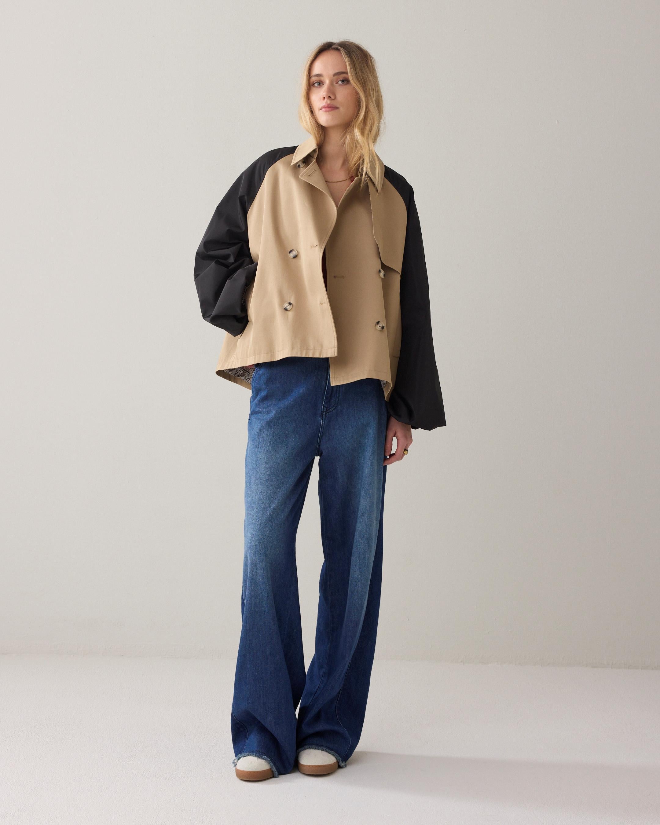 Oversized trenchcoat contrast