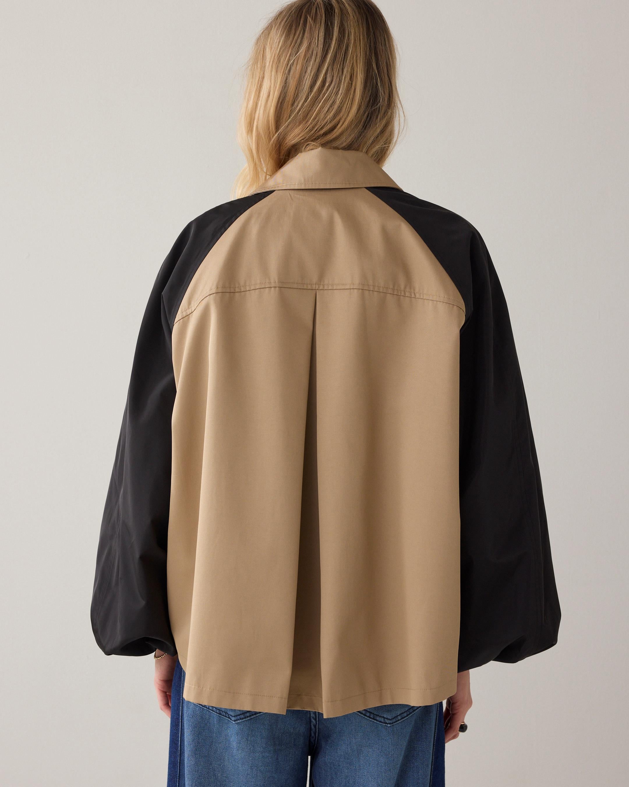Oversized trenchcoat contrast