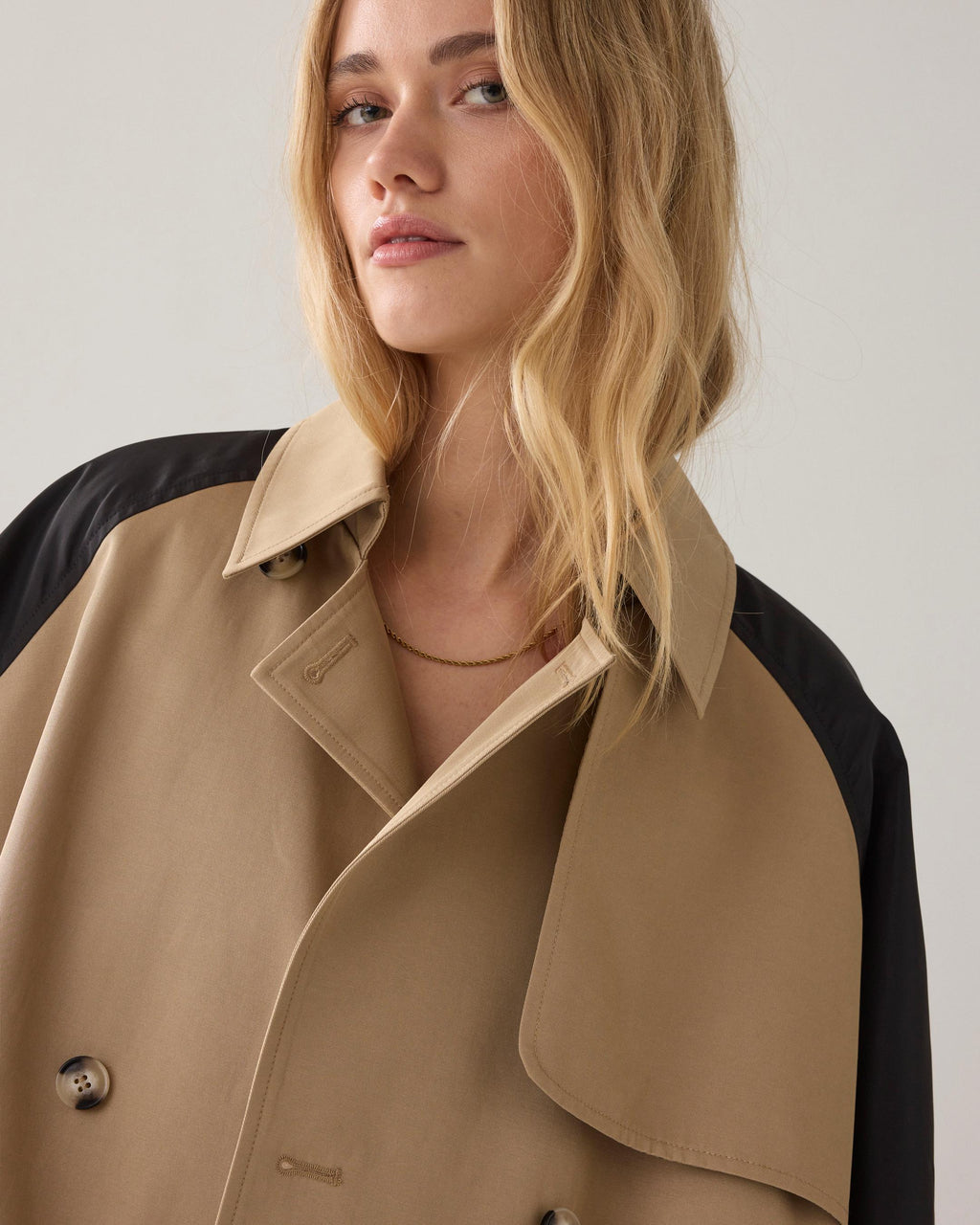 Oversized trenchcoat contrast