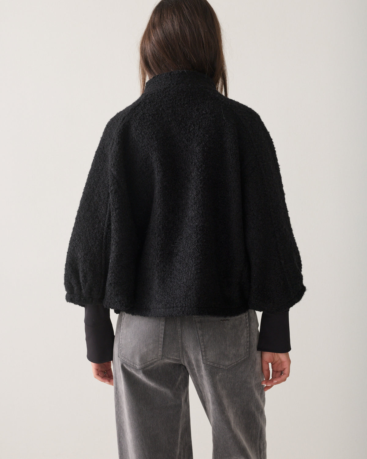 Veste cape en laine bouclée