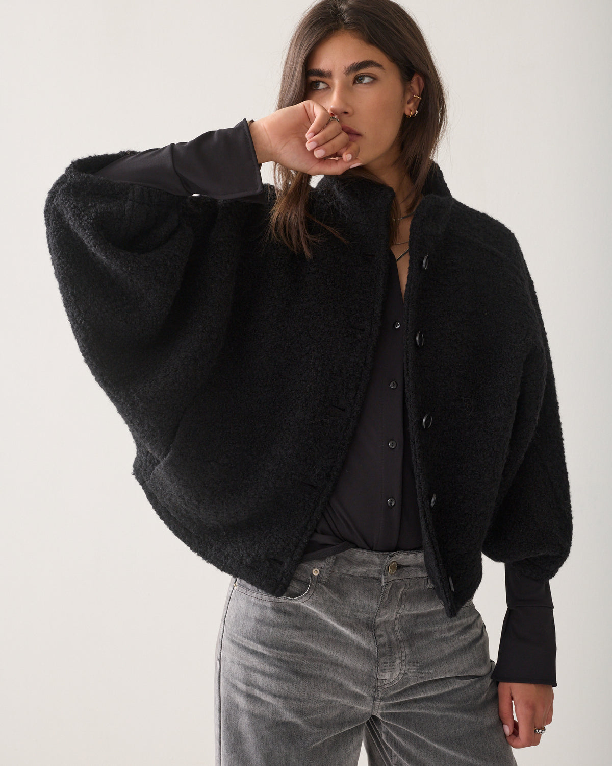 Veste cape en laine bouclée