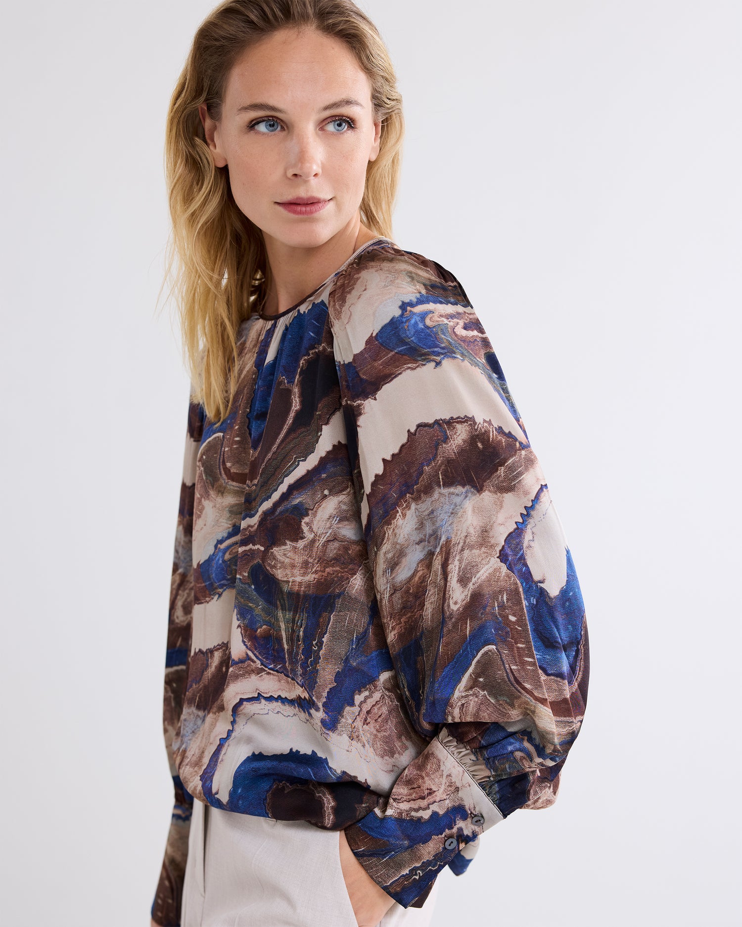 Top met pofmouw in glanzende print