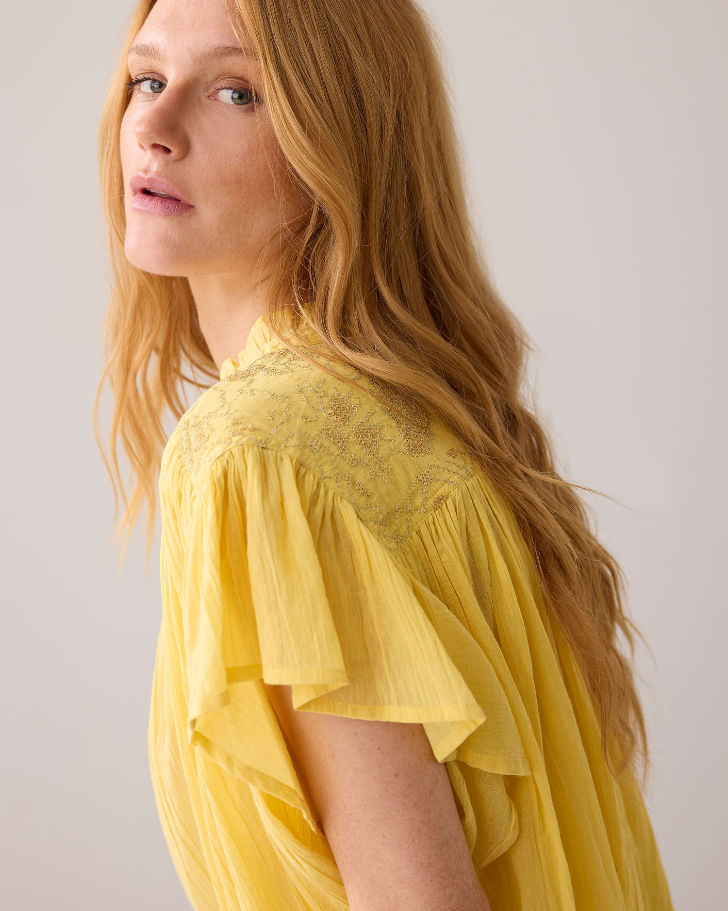 Blouse with flounce sleeves