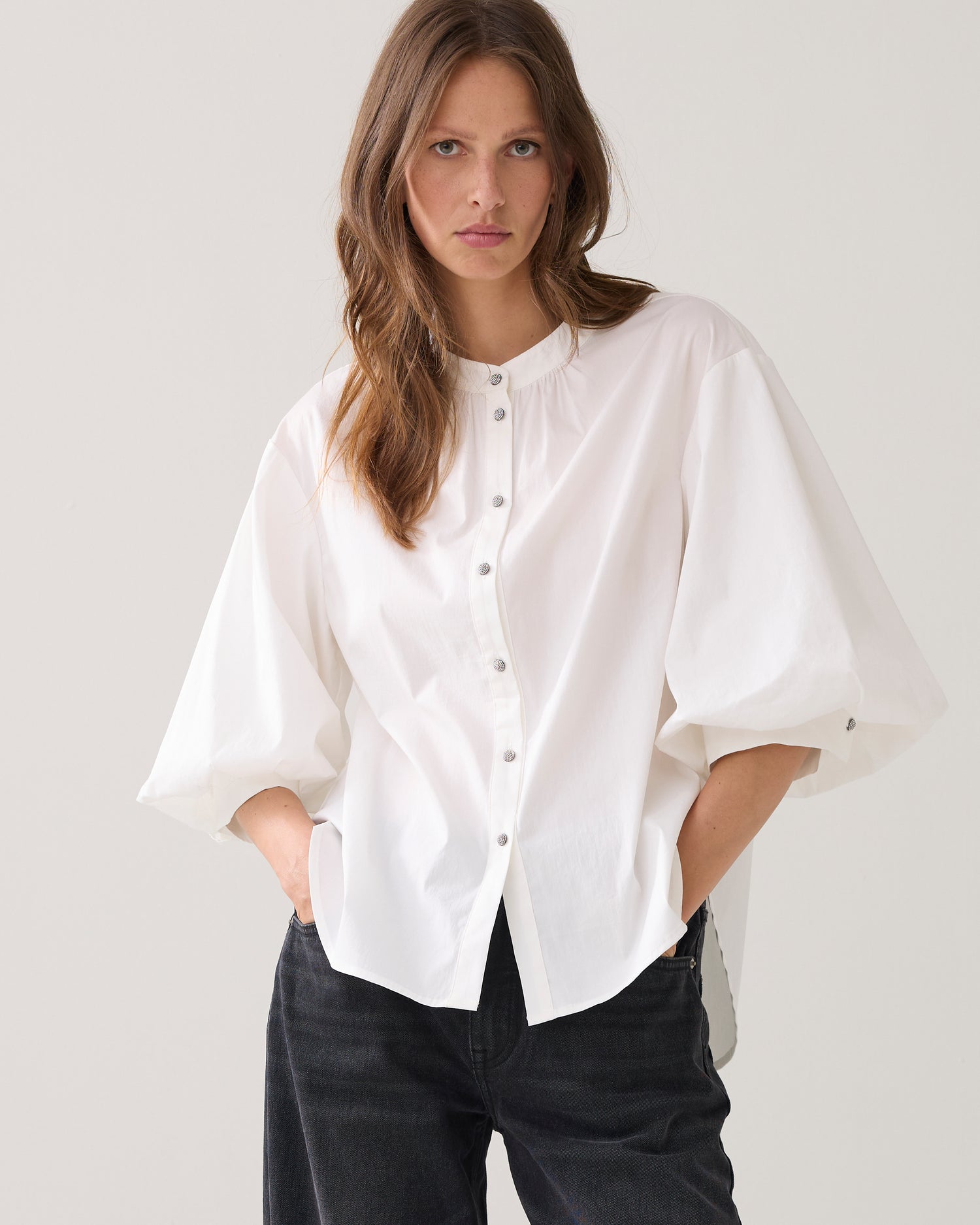 Blouse met diamantknoopjes