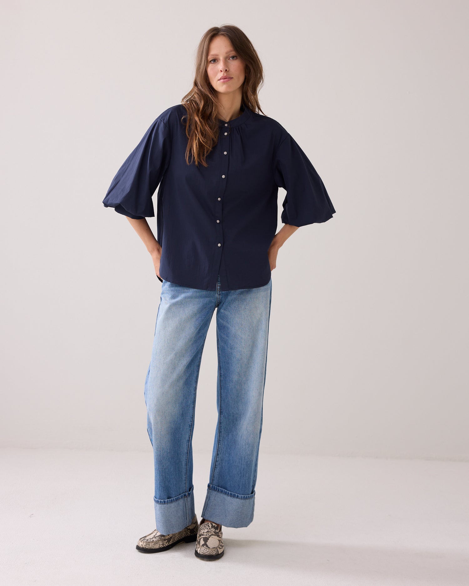 Blouse met diamantknoopjes