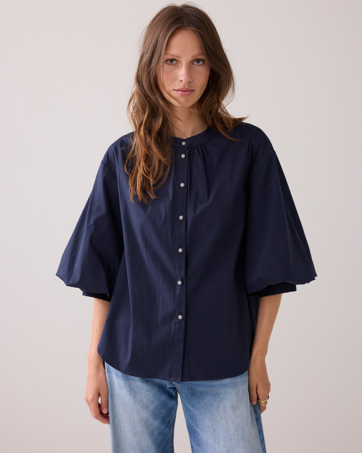 Blouse met diamantknoopjes