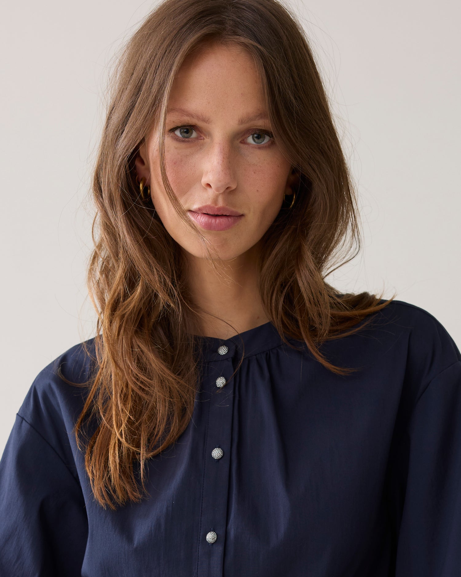 Blouse met diamantknoopjes