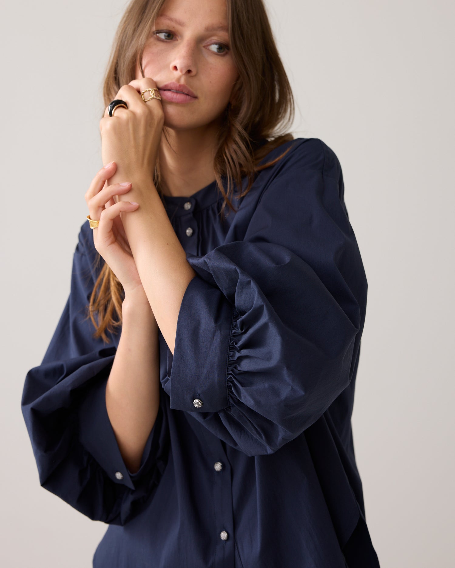 Blouse met diamantknoopjes