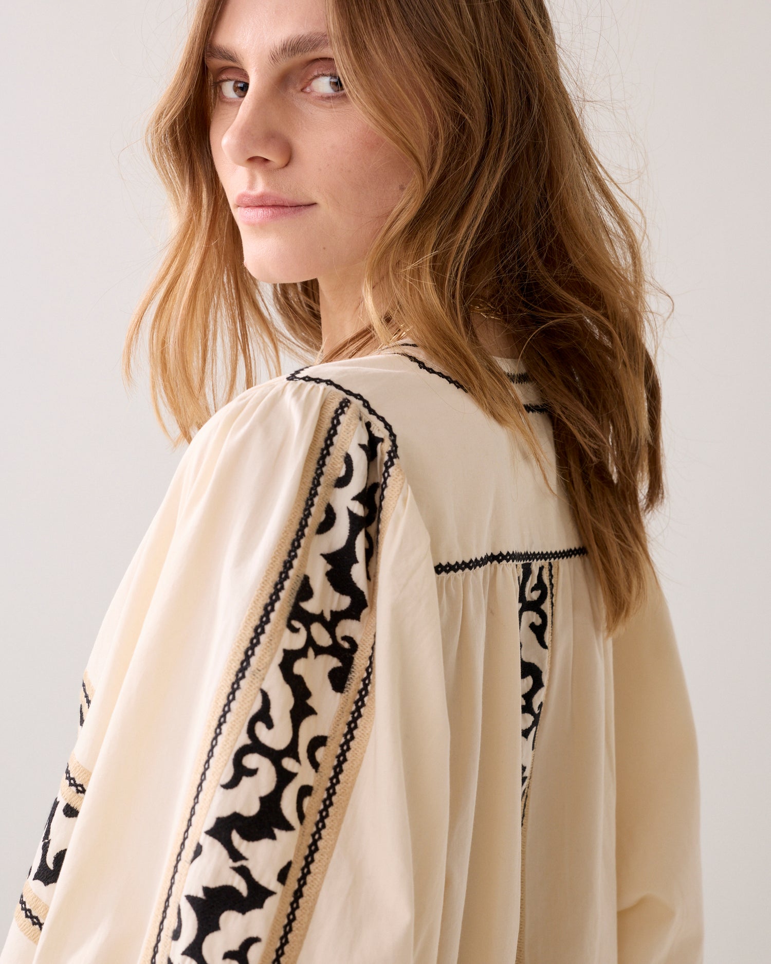 Blouse brodée en crispy cotton
