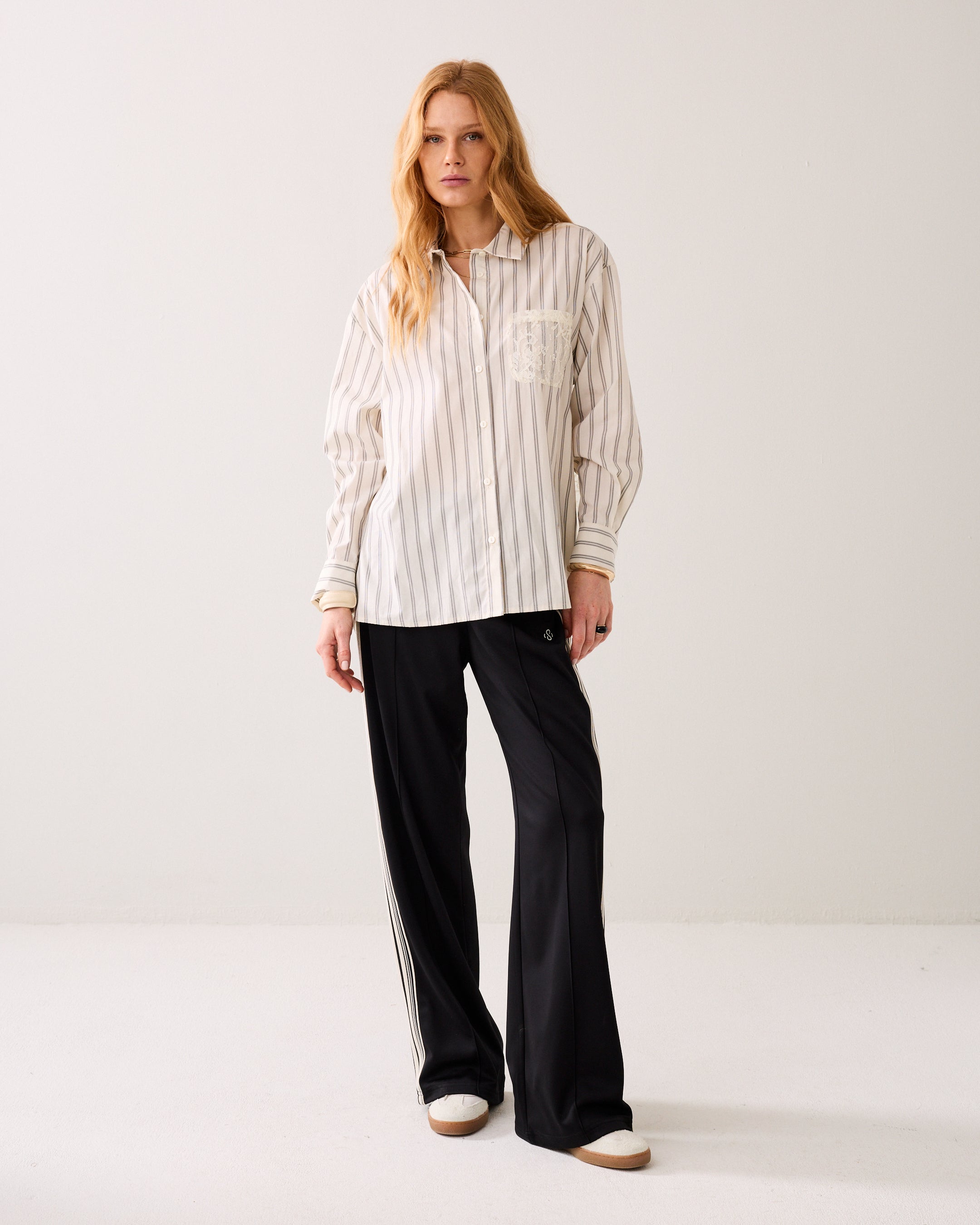 Overhemdblouse met kantdetails