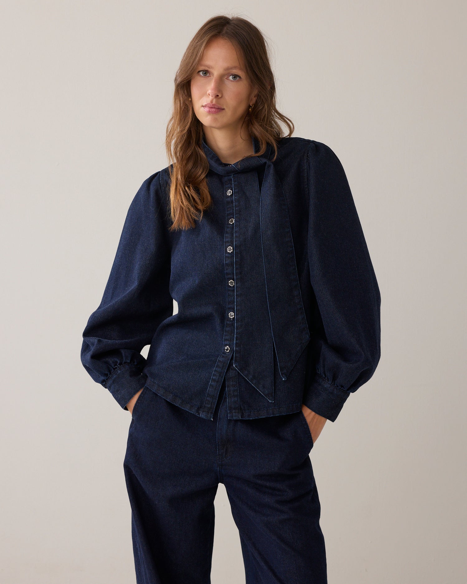 Denim-Schleifenbluse mit Lurex