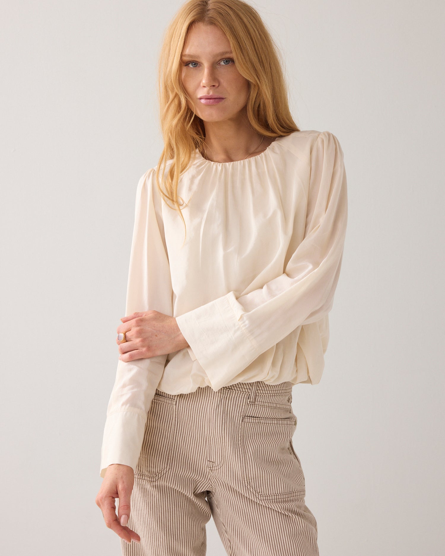 Top met geplooide halslijn