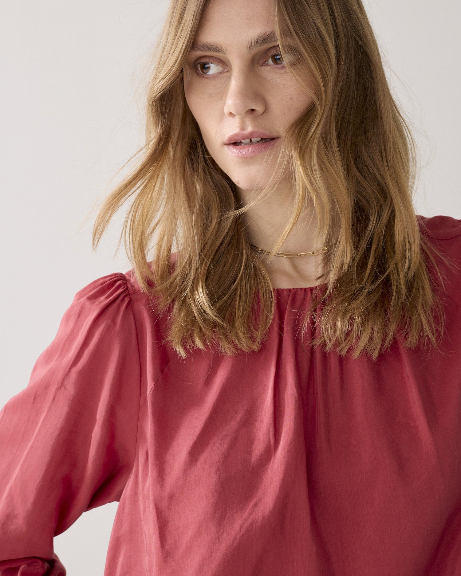 Haut à encolure plissée