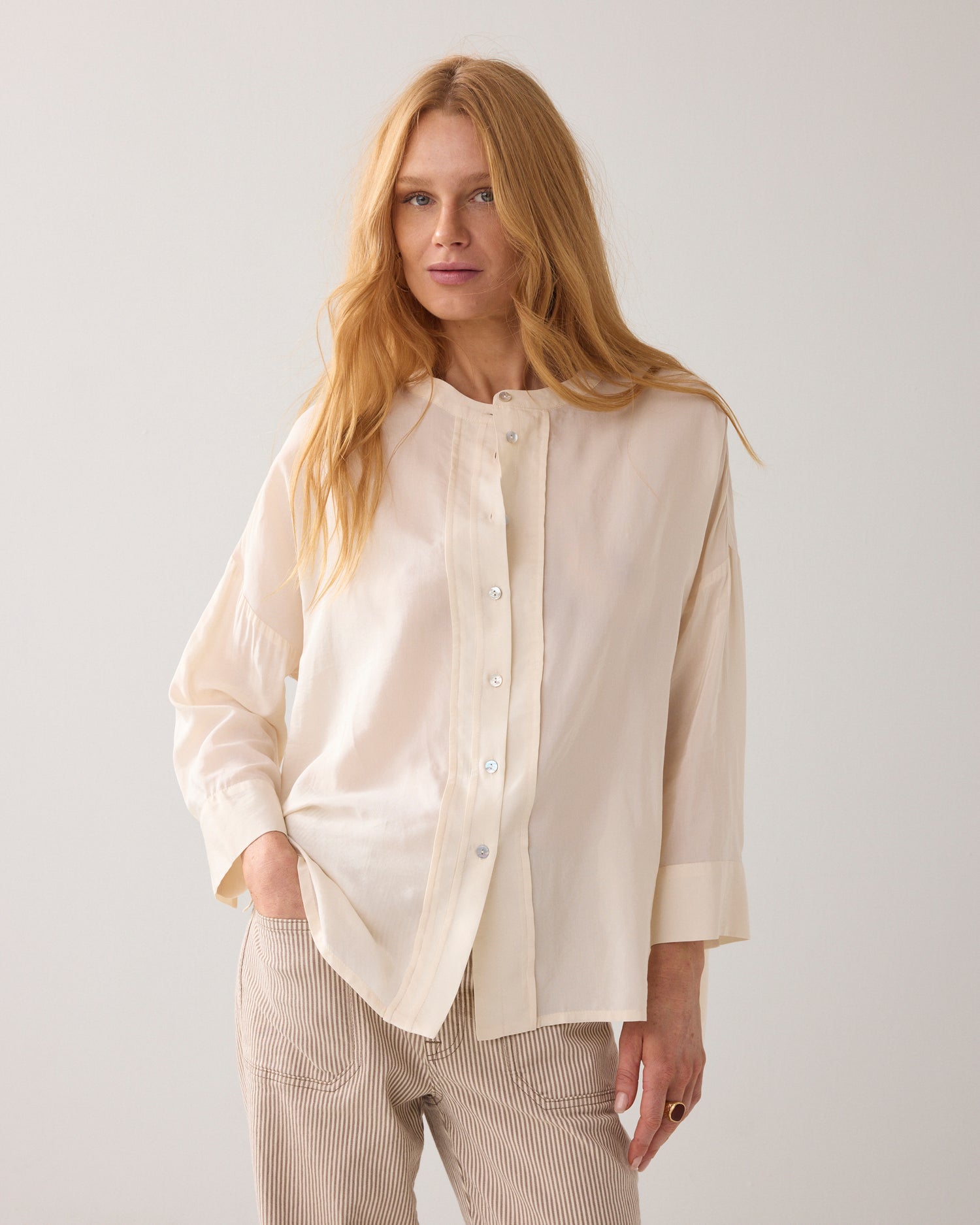 Glanzende wear-your-way overhemdblouse