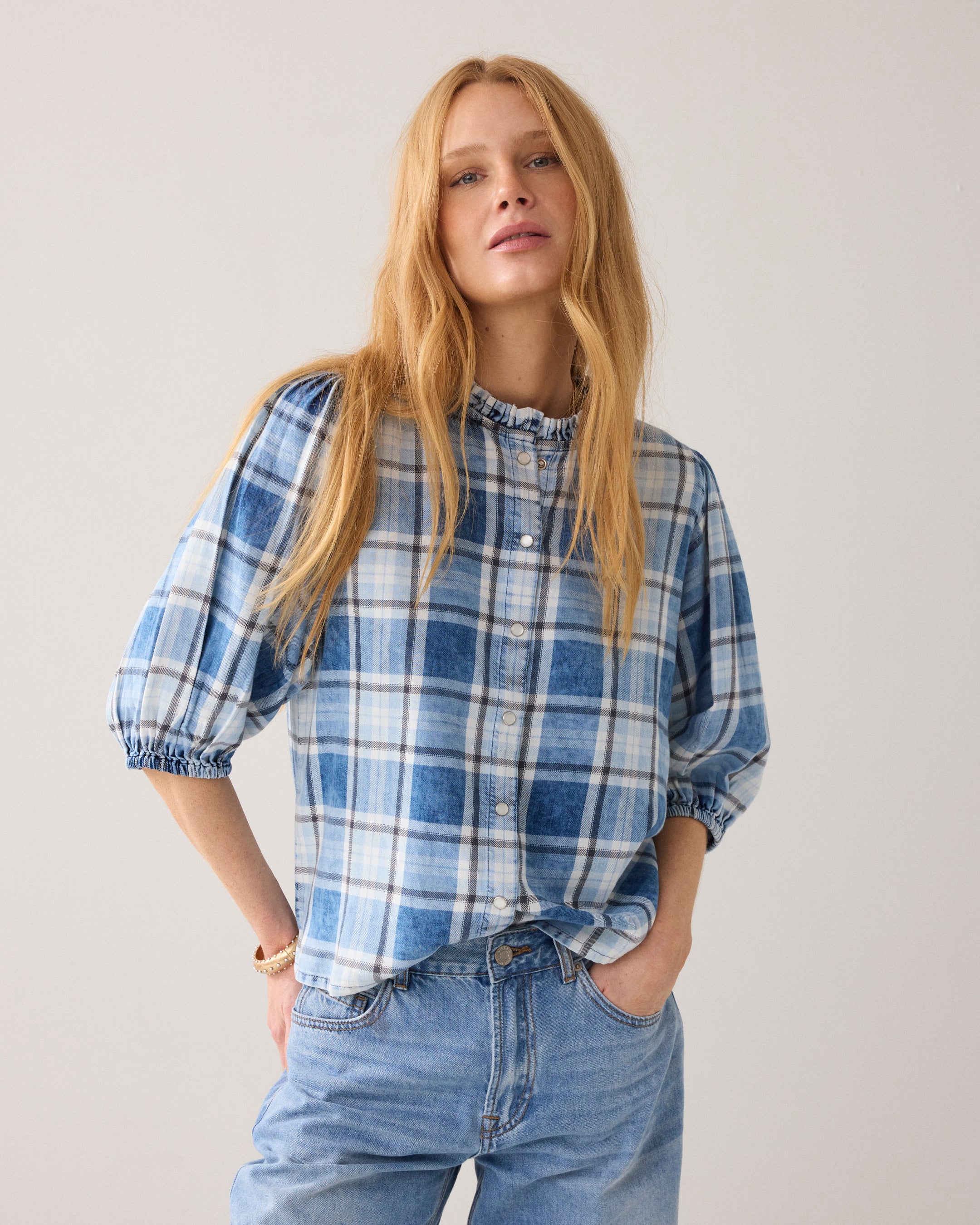 Blouse à carreaux avec manches bouffantes