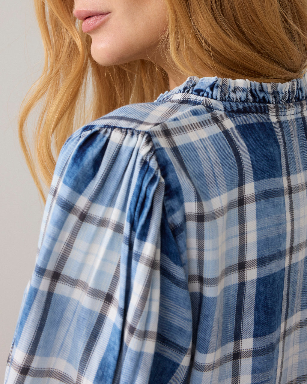 Blouse à carreaux avec manches bouffantes