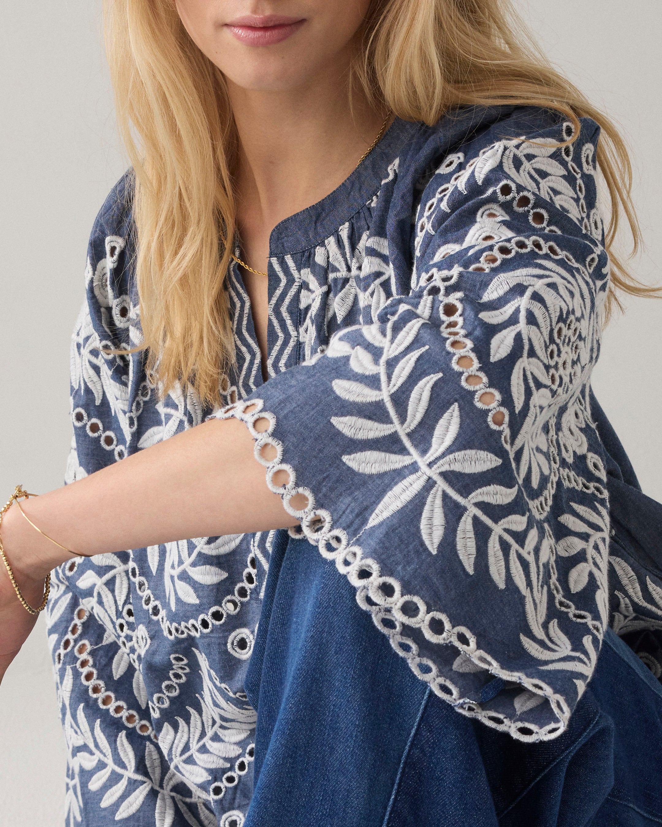 Chambray top borduur