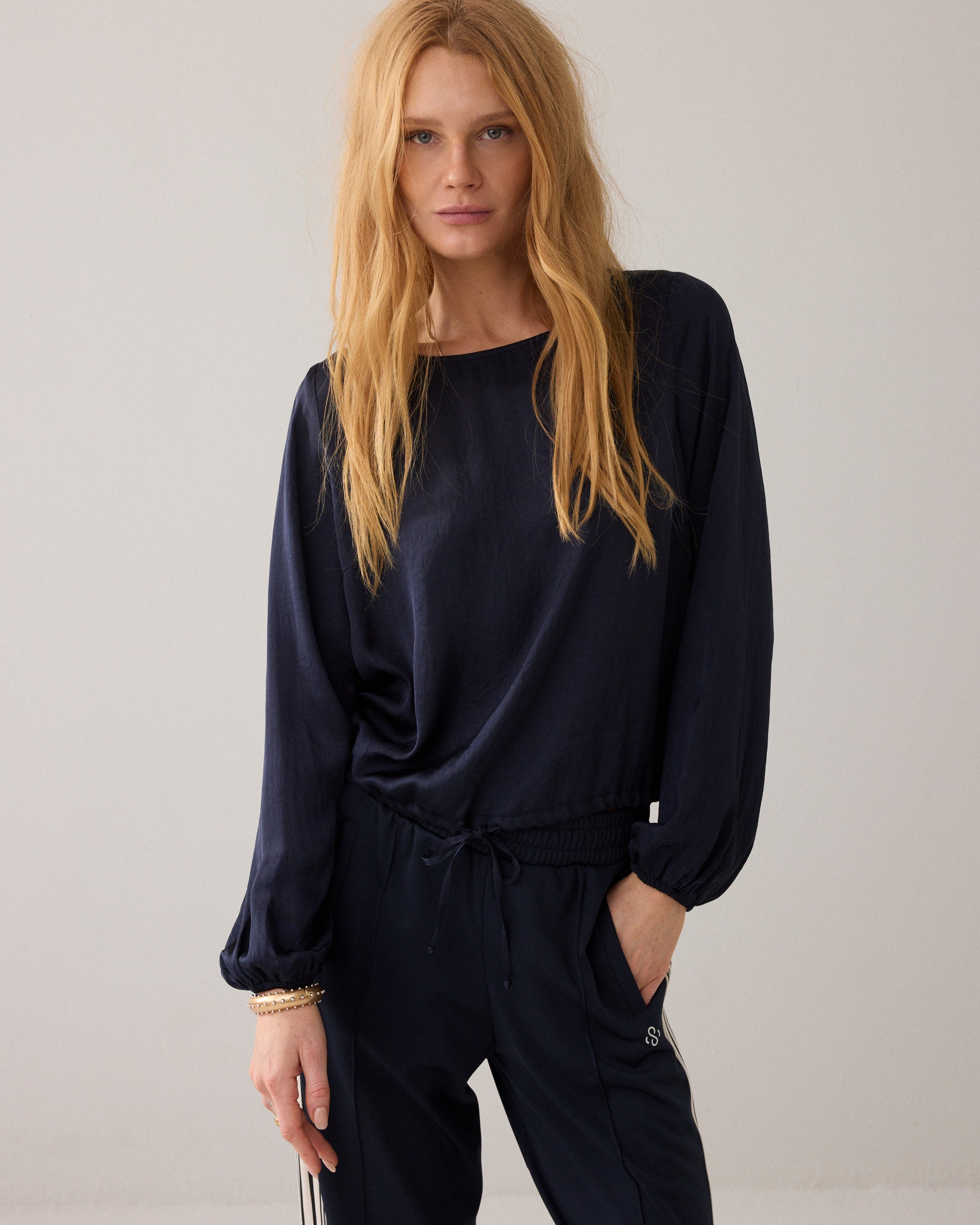 Silky top met boothals