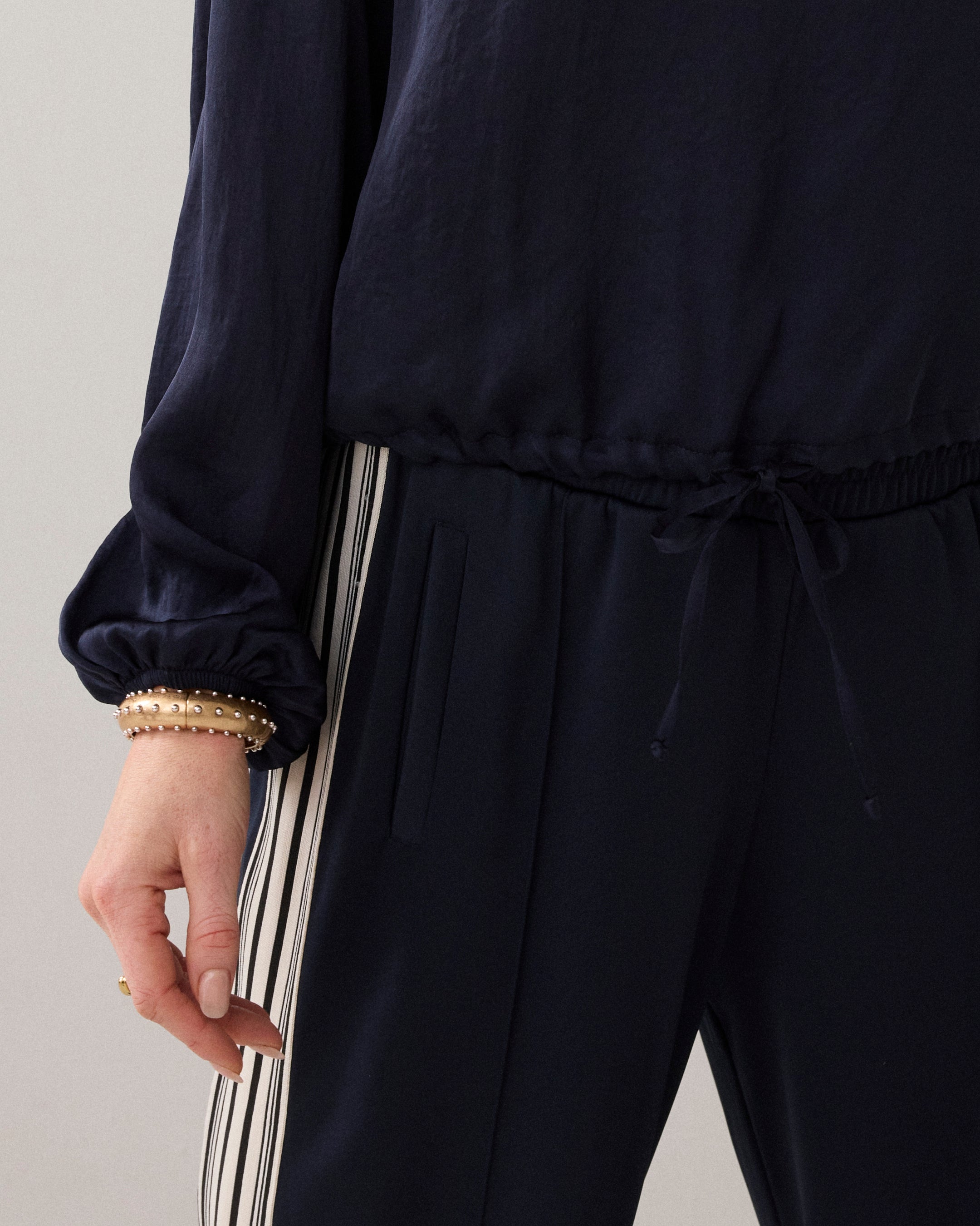 Silky top met boothals