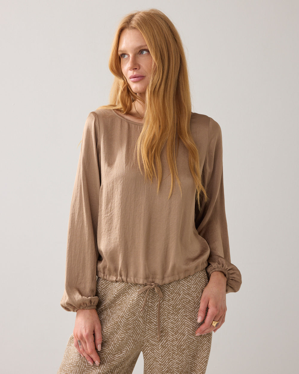 Silky top met boothals