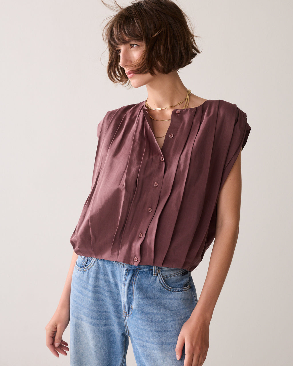 Pleated blouse with sheen