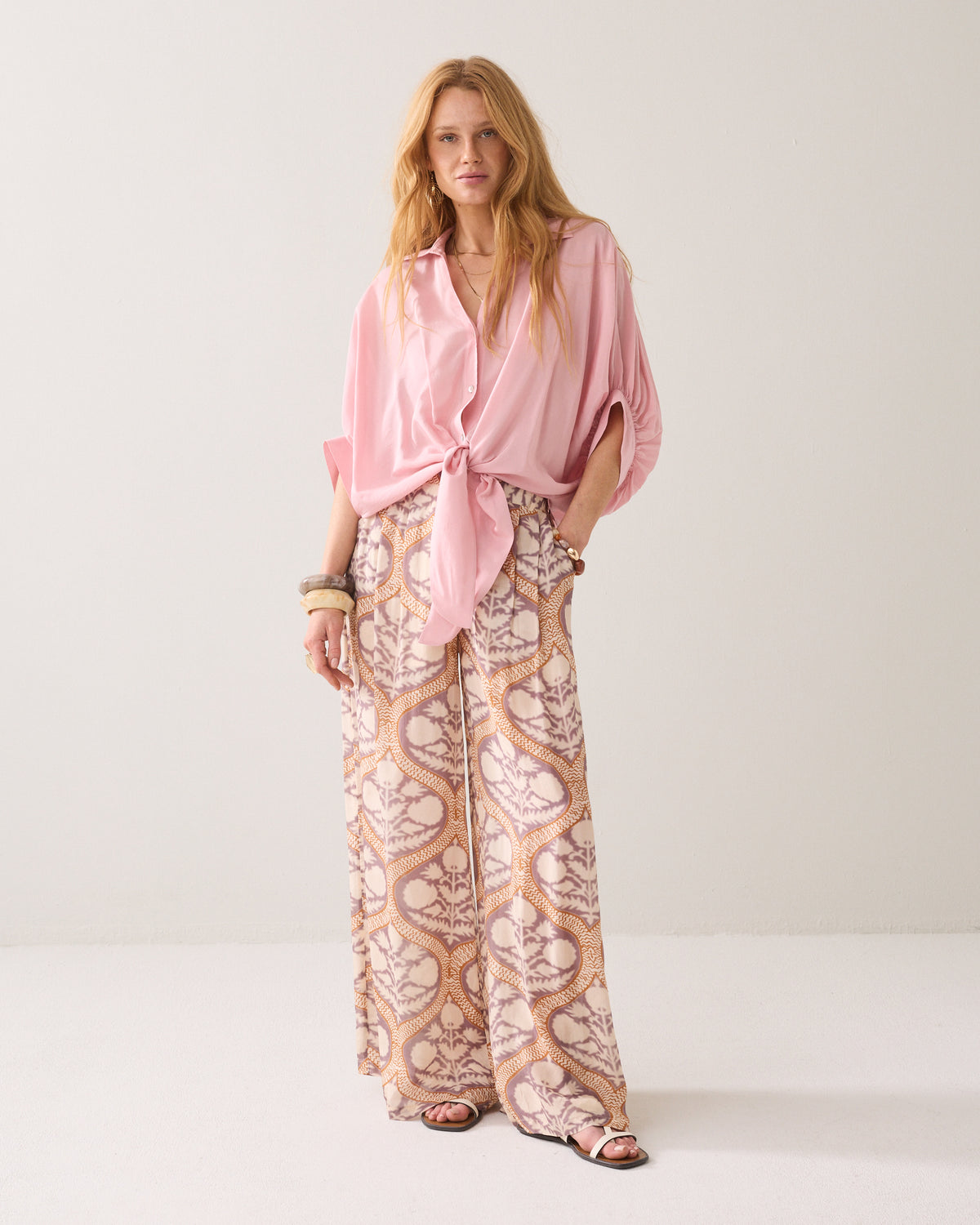 Glanzende blouse met strik