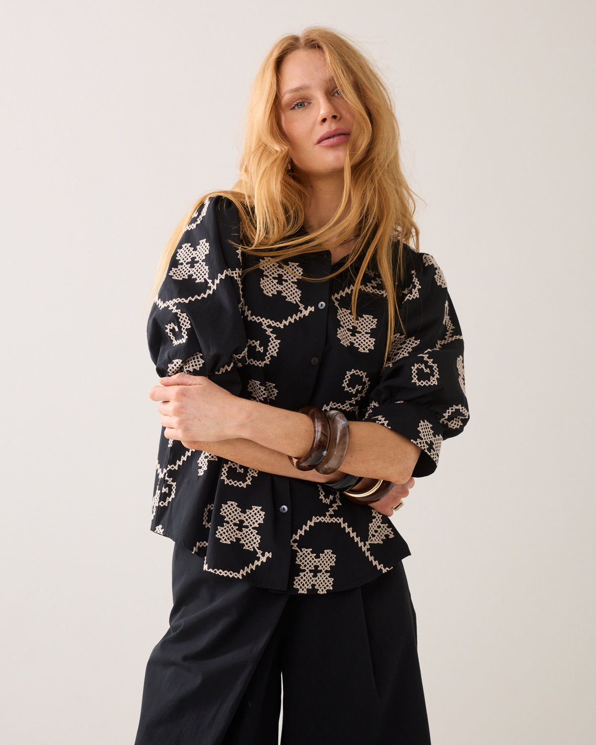 Geborduurde blouse contrast