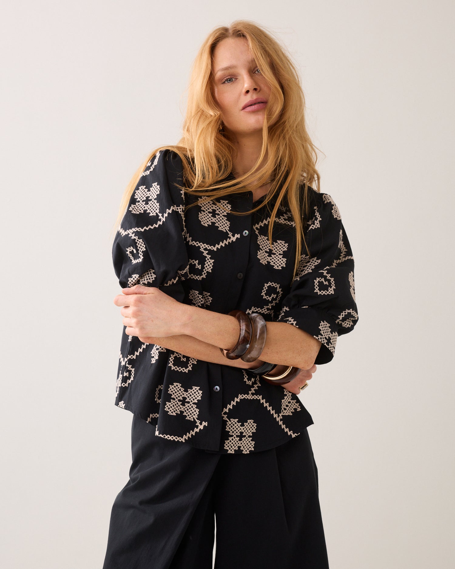 Geborduurde blouse contrast