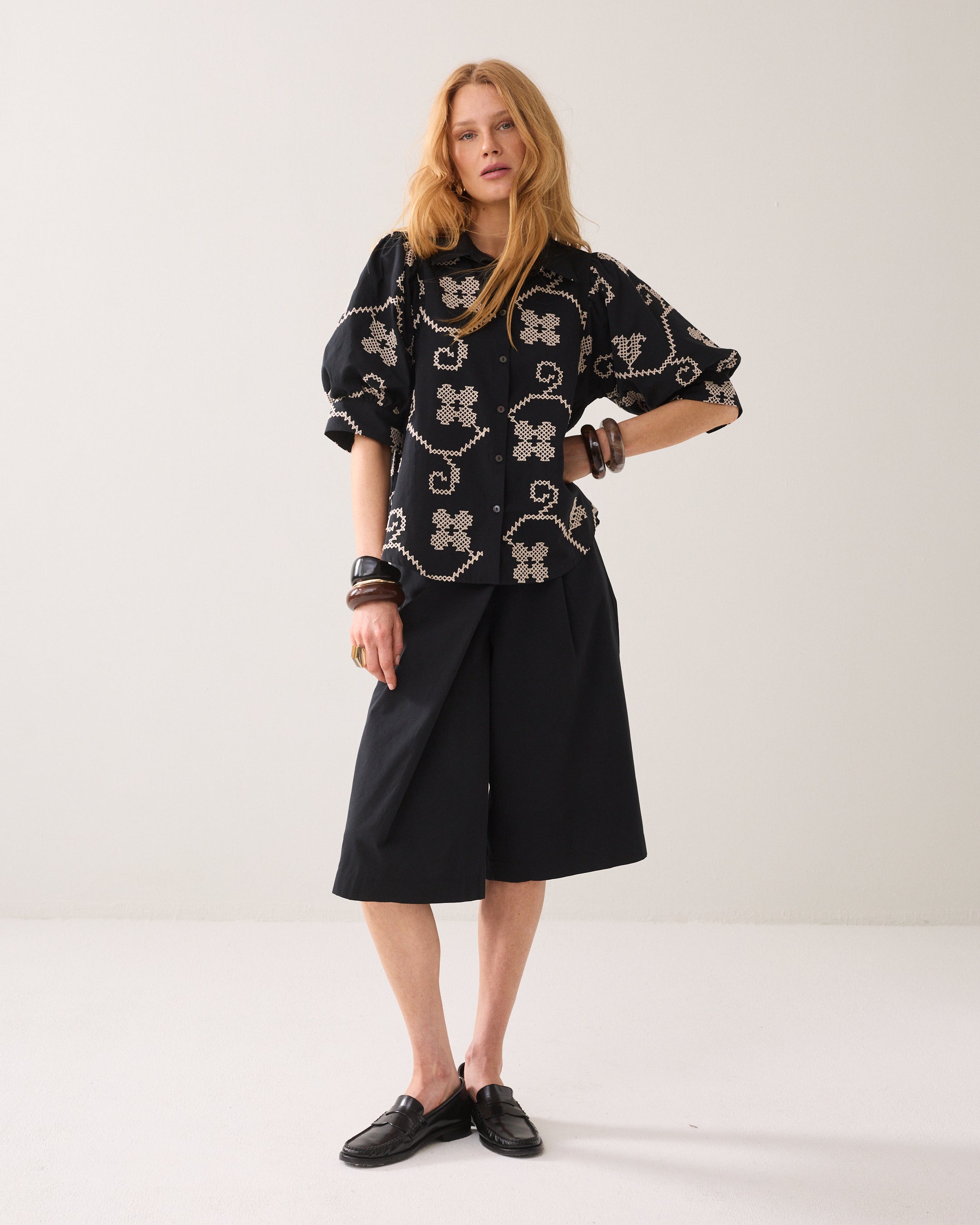 Geborduurde blouse contrast