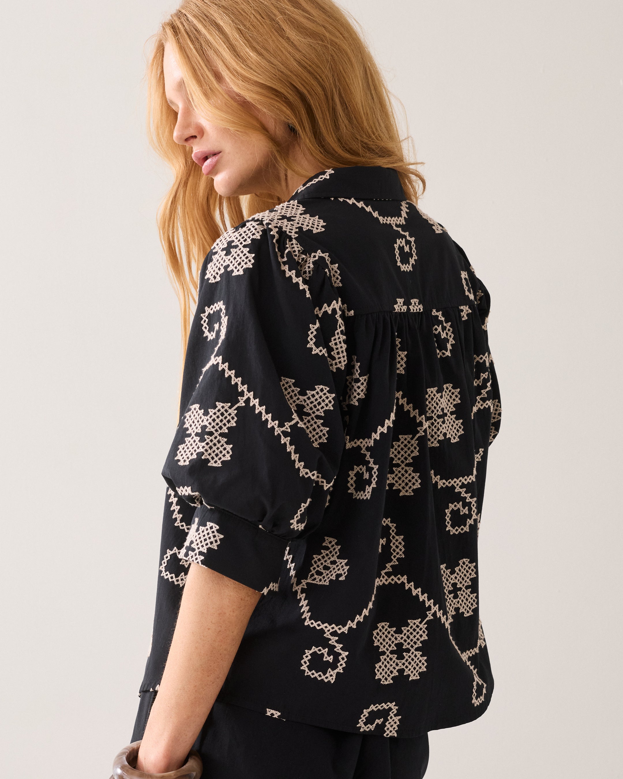 Geborduurde blouse contrast