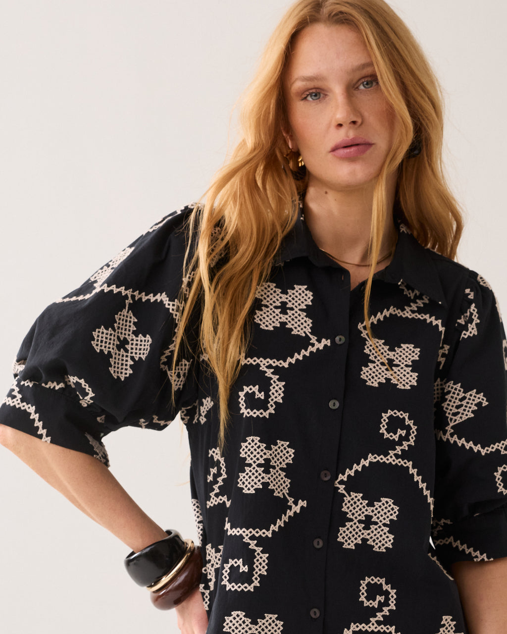 Geborduurde blouse contrast