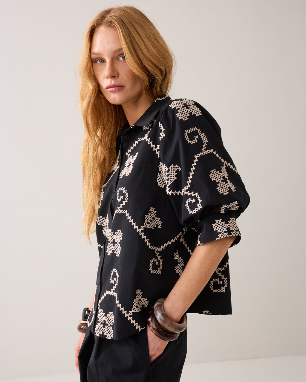 Geborduurde blouse contrast