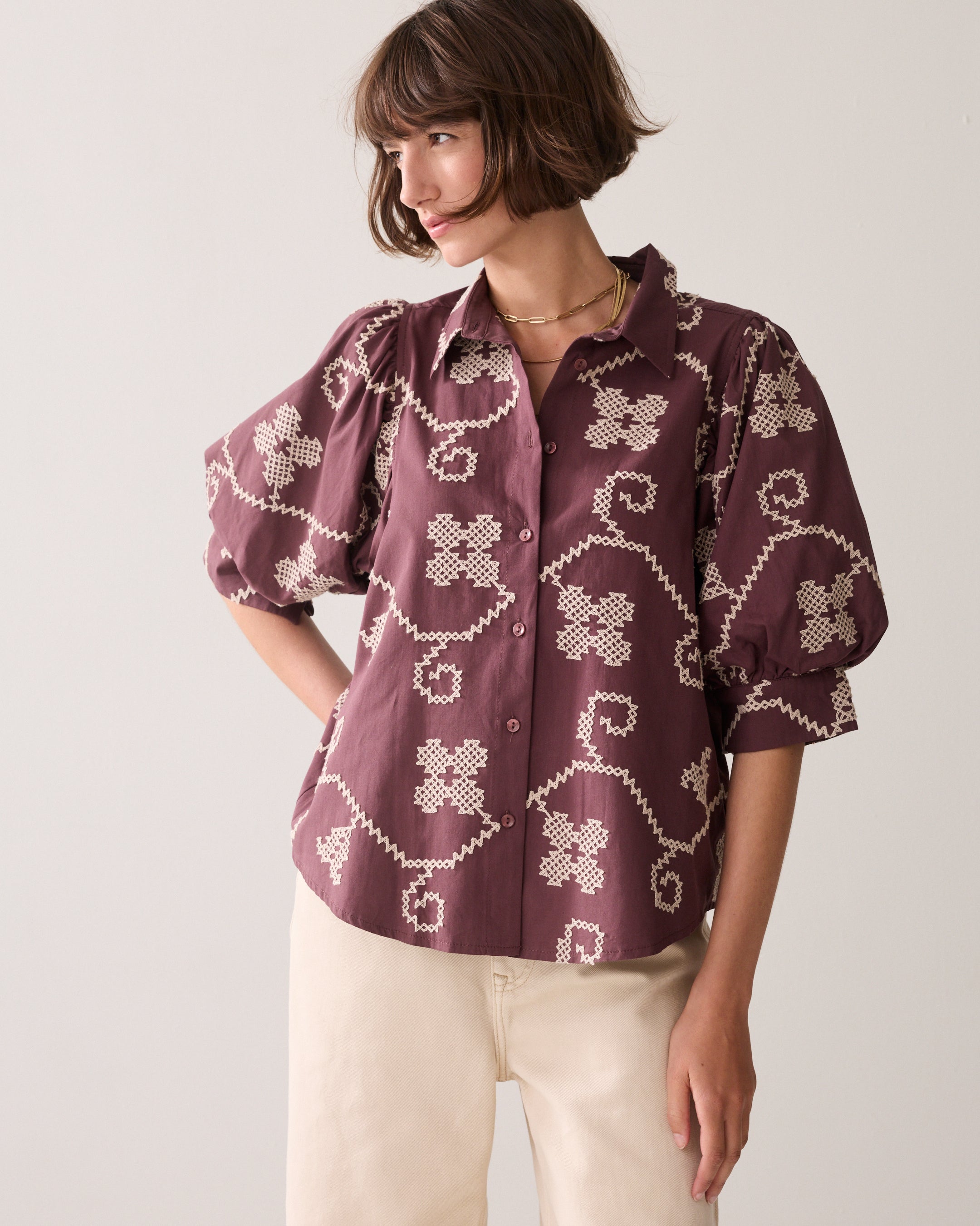 Geborduurde blouse contrast